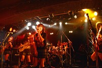 オープニングアクトを務めたVictory。