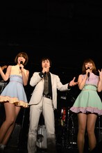 左からレナ（バニラビーンズ）、コヤマシュウ（SCOOBIE DO）、リサ（バイニラビーンズ）。