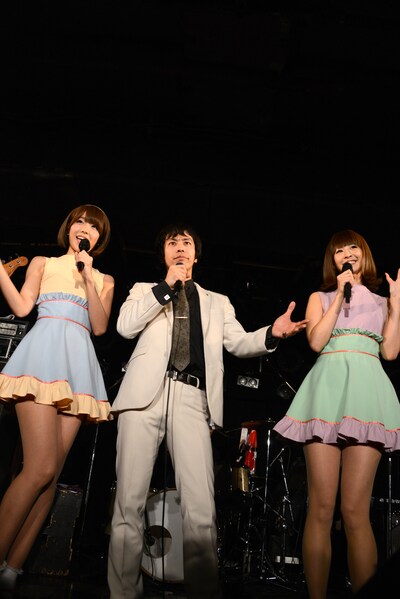 左からレナ（バニラビーンズ）、コヤマシュウ（SCOOBIE DO）、リサ（バイニラビーンズ）。
