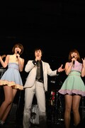左からレナ(バニラビーンズ)、コヤマシュウ(SCOOBIE DO)、リサ(バイニラビーンズ)。