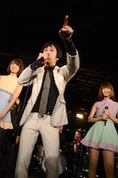 バニラビーンズを「日本一カッコいいアイドルグループ」と“公認”したコヤマシュウ（中央）。