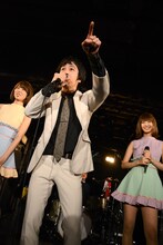 バニラビーンズを「日本一カッコいいアイドルグループ」と“公認”したコヤマシュウ（中央）。