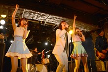 SCOOBIE DOとバニラビーンズによる「夕焼けのメロディー」セッションの様子。