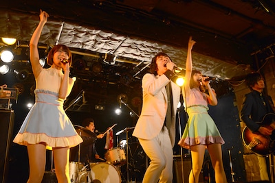 SCOOBIE DOとバニラビーンズによる「夕焼けのメロディー」セッションの様子。