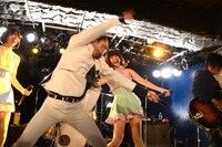 SCOOBIE DOとバニラビーンズによる「夕焼けのメロディー」セッションの様子。