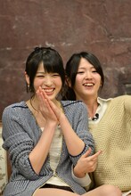 （左から）矢島舞美、鈴木愛理。