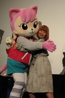 にゃっきいにハグされる藤咲佑（B）。