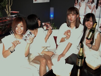 「club赤い公園」のキャストになりきる赤い公園。