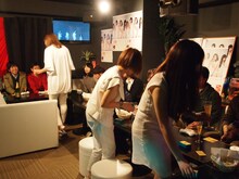 ファンをもてなす赤い公園。