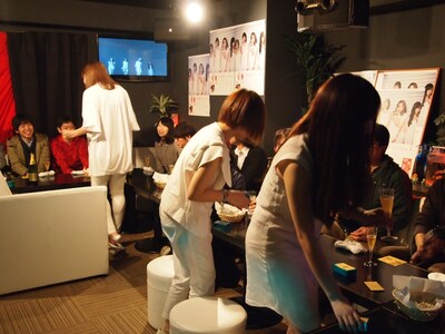 ファンをもてなす赤い公園。