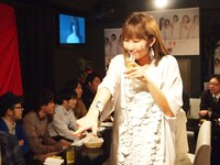 「接待的な歓迎～秘密の花金ナイト～」の様子。