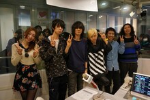 TOKYO FM「Skyrocket Company」に生出演したBUMP OF CHICKENと、番組MCのマンボウやしろ、浜崎美保。