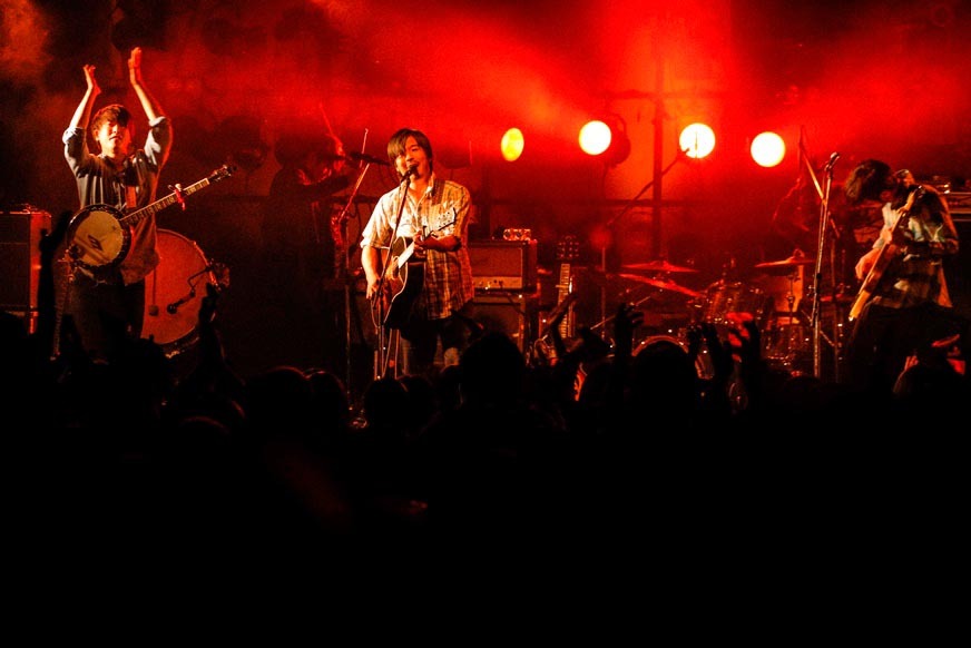 2月14日に東京・渋谷CLUB QUATTROにて行われたCOMEBACK MY DAUGHTERSのライブ「Mira Tour -FINAL-」の様子。（撮影：山川哲矢）