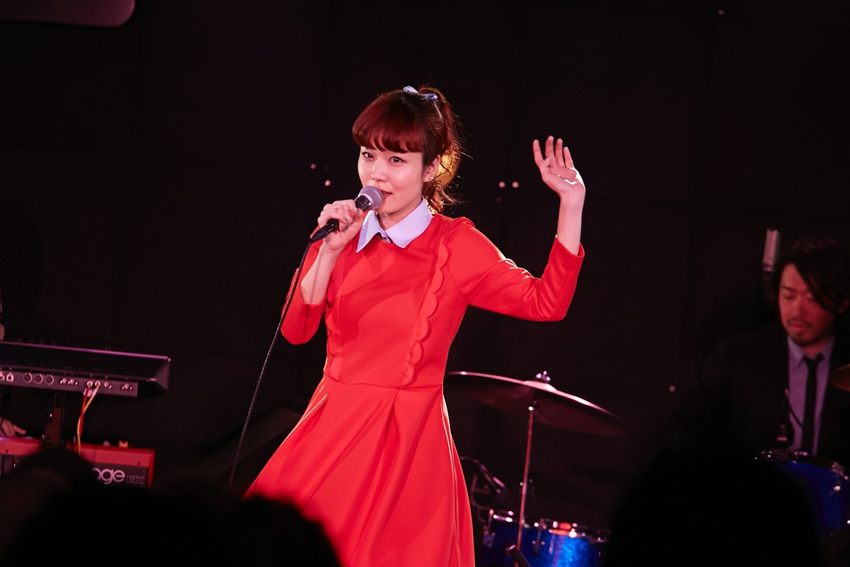 コンベンションでの吉澤嘉代子のステージ。