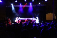 自身のホログラムとのセッションでオーディエンスを魅了するYOSHIKI。