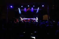 YOSHIKIと彼のホログラムによるセッションの様子。