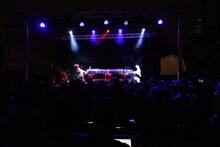 YOSHIKIと彼のホログラムによるセッションの様子。