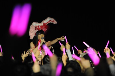 有志が配布したサイリウムを掲げるオーディエンスの前で「ミッドナイト清純異性交遊」を歌う大森靖子。