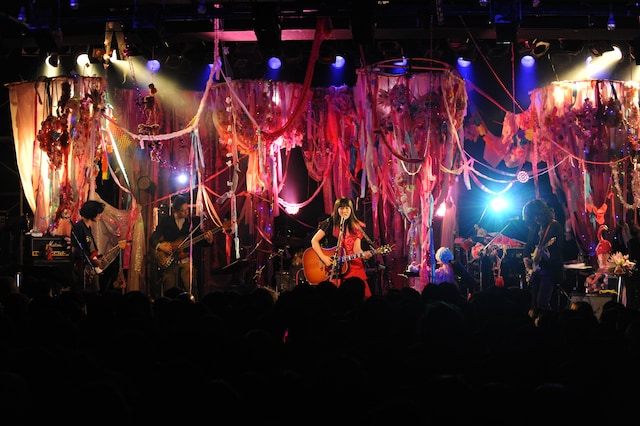 大森靖子「絶対少女が夢見るBBa'14ツアーファイナル『最終公演』」東京・LIQUIDROOM ebisu公演の様子。