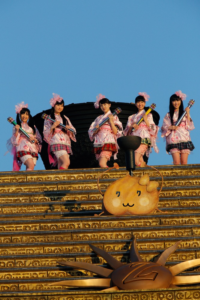 ももいろクローバーZ「ももクロ春の一大事2014 国立競技場大会～NEVER ENDING ADVENTURE 夢の向こうへ～」の様子。（Photo by HAJIME KAMIIISAKA+Z）