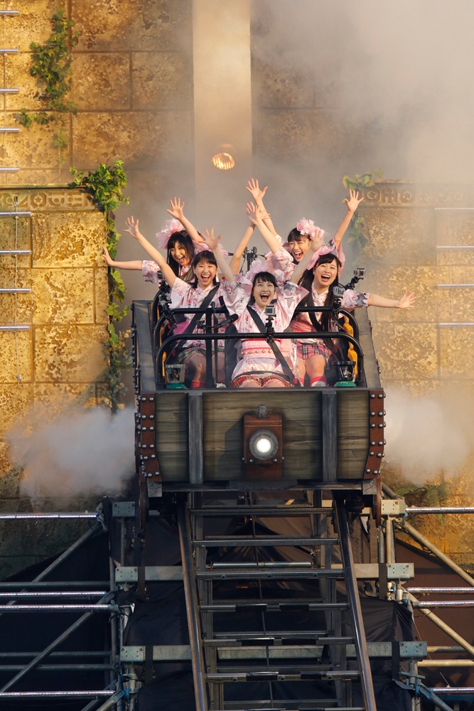 ももいろクローバーZ「ももクロ春の一大事2014 国立競技場大会～NEVER ENDING ADVENTURE 夢の向こうへ～」の様子。（Photo by HAJIME KAMIIISAKA+Z）