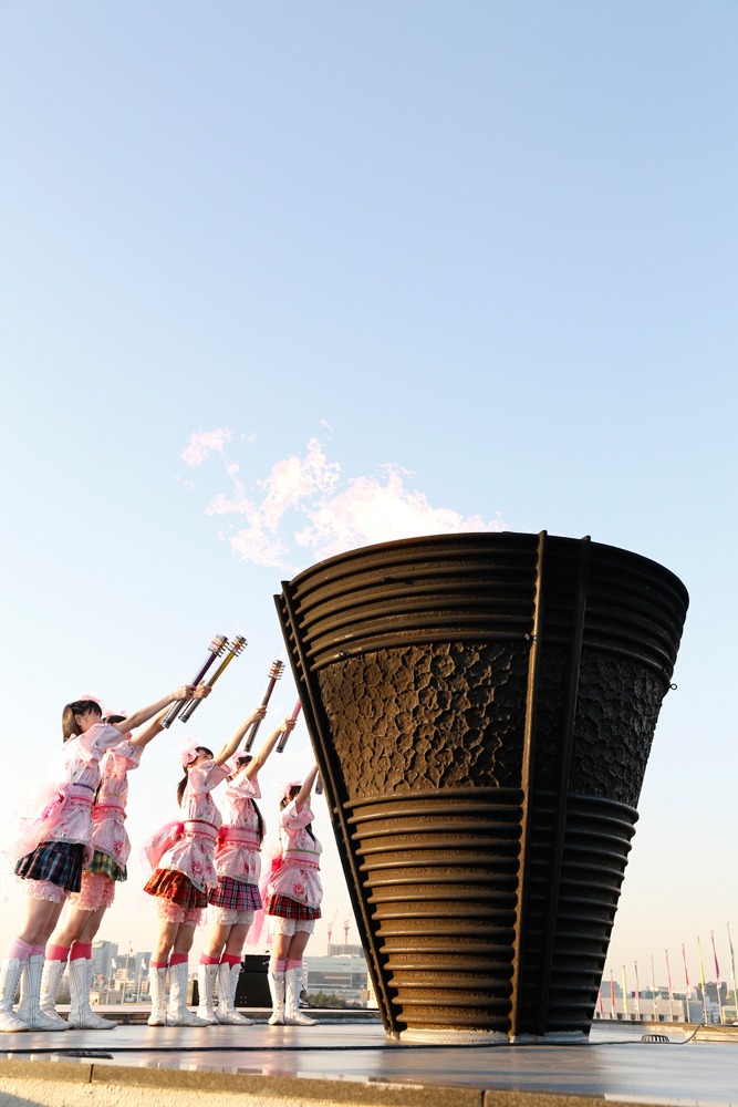 ももいろクローバーZ「ももクロ春の一大事2014 国立競技場大会～NEVER ENDING ADVENTURE 夢の向こうへ～」の様子。（Photo by HAJIME KAMIIISAKA+Z）