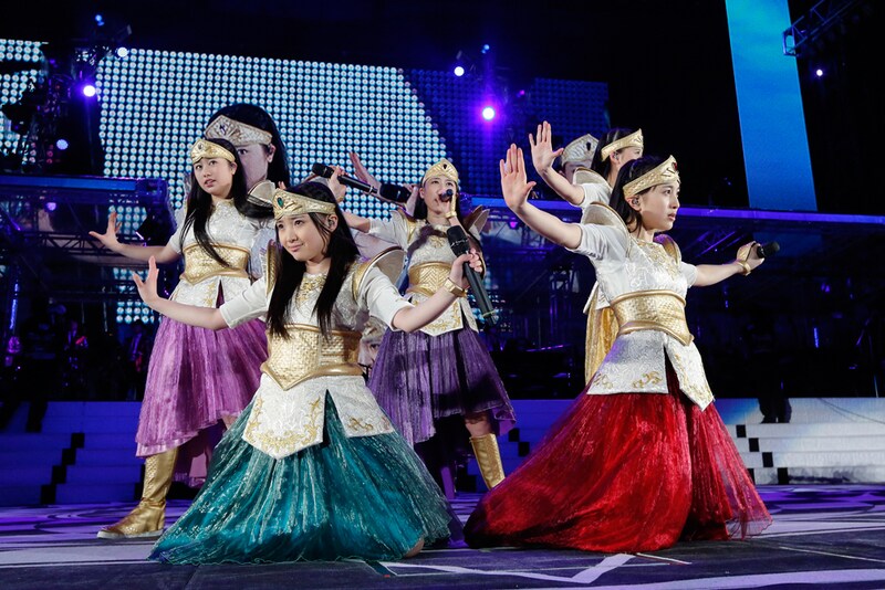 新曲「泣いてもいいんだよ」を初披露するももいろクローバーZ。（Photo by HAJIME KAMIIISAKA+Z）