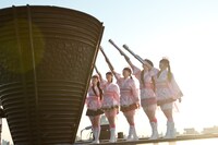 今週の人気の画像9位は「ももクロ、夢の国立で初ライブ『ここがパワースポット』」より、国立競技場の聖火台に点火するももいろクローバーZ。