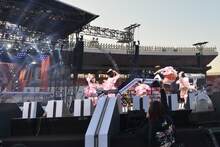 「行くぜっ！怪盗少女」での百田夏菜子のえびぞりジャンプ。