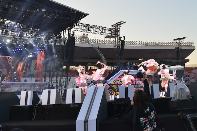 「行くぜっ！怪盗少女」での百田夏菜子のえびぞりジャンプ。