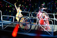 左から玉井詩織、佐々木彩夏、百田夏菜子。