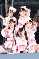 今週の人気の画像5位は「ももクロ、夢の国立で初ライブ『ここがパワースポット』」より、「ももいろパンチ」の衣装でパフォーマンスするももいろクローバーZ。