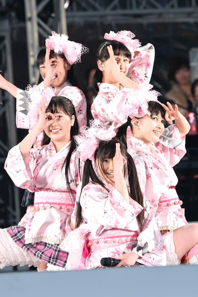 「ももいろパンチ」の衣装でパフォーマンスするももいろクローバーZ。