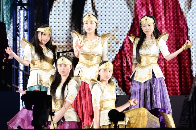 新曲「泣いてもいいんだよ」を初披露するももいろクローバーZ。