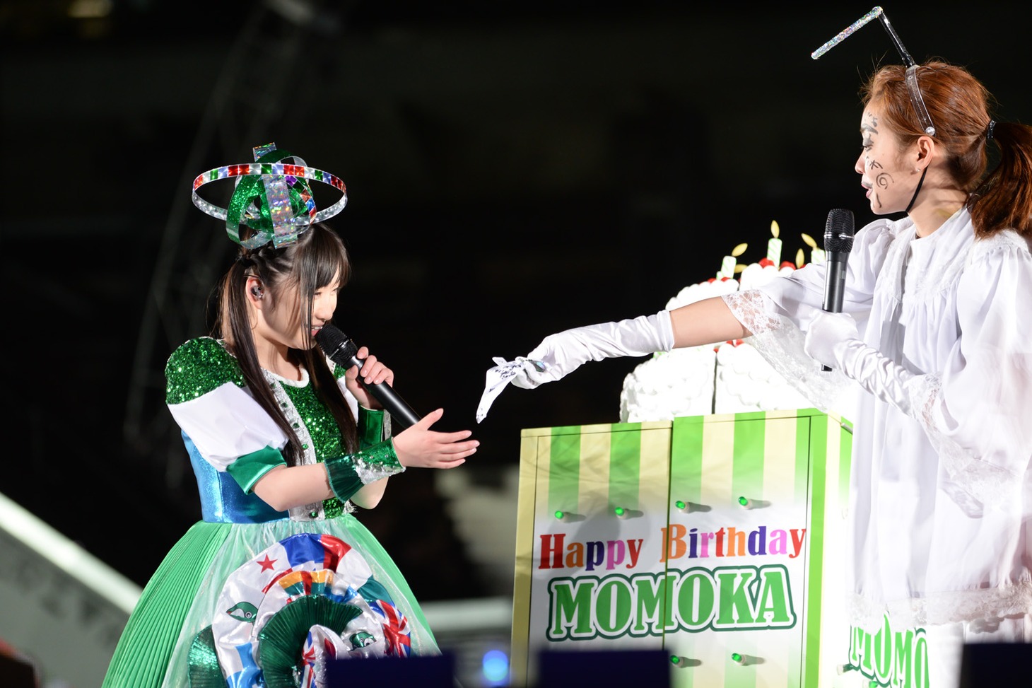 左から有安杏果、古屋智美マネージャー。