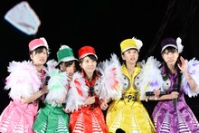 松崎しげるからの発表を聞くももいろクローバーZ。