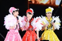 左から佐々木彩夏、百田夏菜子、玉井詩織。