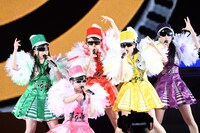 新曲「堂々平和宣言」を初披露するももいろクローバーZ。