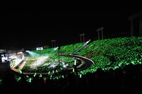 今週の人気の画像8位は「ももクロ、夢の国立で初ライブ『ここがパワースポット』」より、有安杏果の誕生日を祝し、緑のサイリウム一色に染まる国立競技場。