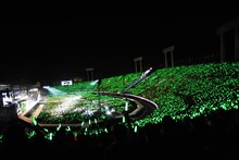 有安杏果の誕生日を祝し、緑のサイリウム一色に染まる国立競技場。