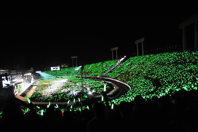 有安杏果の誕生日を祝し、緑のサイリウム一色に染まる国立競技場。