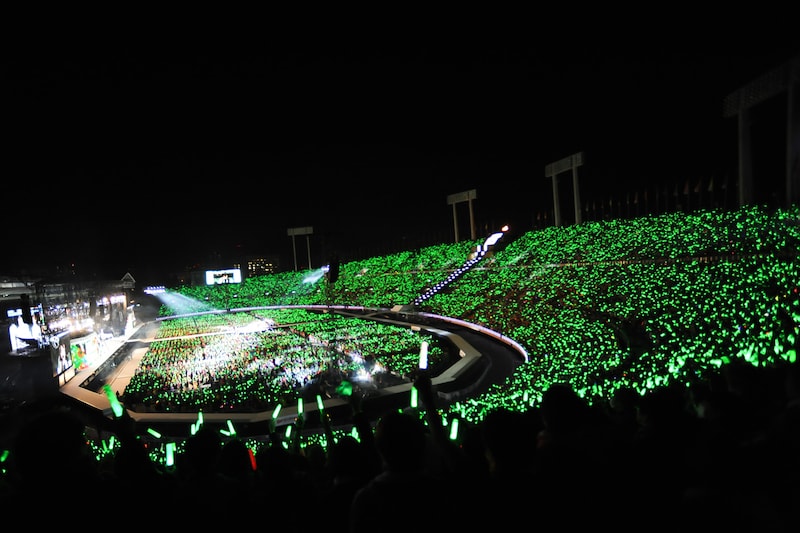 有安杏果の誕生日を祝し、緑のサイリウム一色に染まる国立競技場。