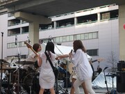 ライブ前に気合いを入れるメンバー。