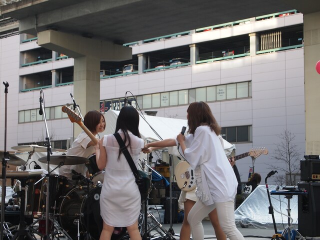 ライブ前に気合いを入れるメンバー。