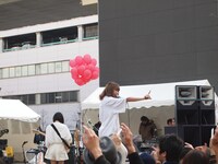 立川タカシマヤ1階パレスホテル口前広場で行われた赤い公園フリーライブの様子。