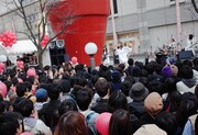 立川タカシマヤ1階パレスホテル口前広場で行われた赤い公園フリーライブの様子。