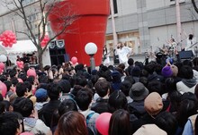 立川タカシマヤ1階パレスホテル口前広場で行われた赤い公園フリーライブの様子。