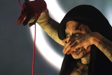 DIR EN GREY「DUM SPIRO SPERO」3月8日公演より、京（Vo）。（撮影：尾形隆夫）