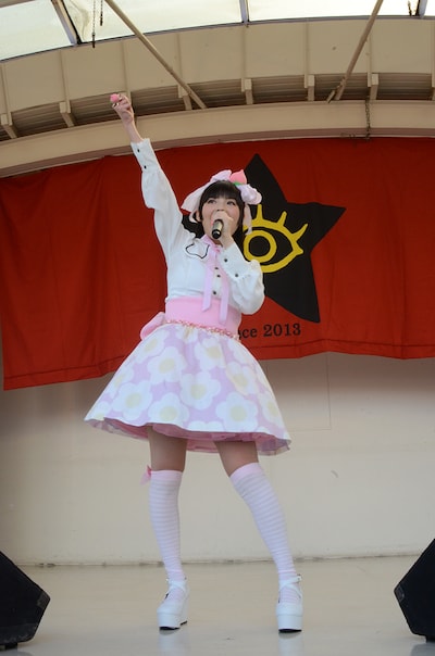 上坂すみれ「革命的ブロードウェイ主義者同盟 公開プロパガンダ in 東武デパートをジャックせよ」の様子。