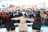 上坂すみれ「革命的ブロードウェイ主義者同盟 公開プロパガンダ in 東武デパートをジャックせよ」の様子。